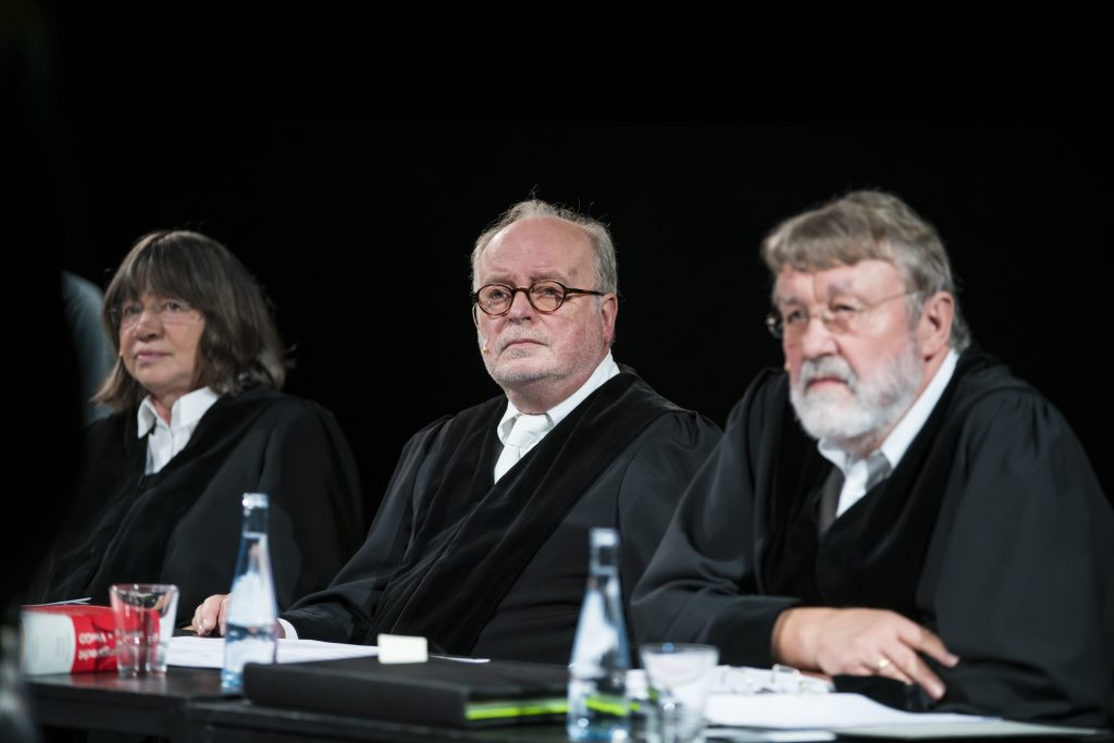 Auffuehrung Geheimdienste vor Gericht im Gorki Theater am 22102016 in Berlin. ( © Henning Schacht Leuthener Str. 1 - D 10829 Berlin - phone (+49) 0177 6443393 -www.berlinpressphoto.de )