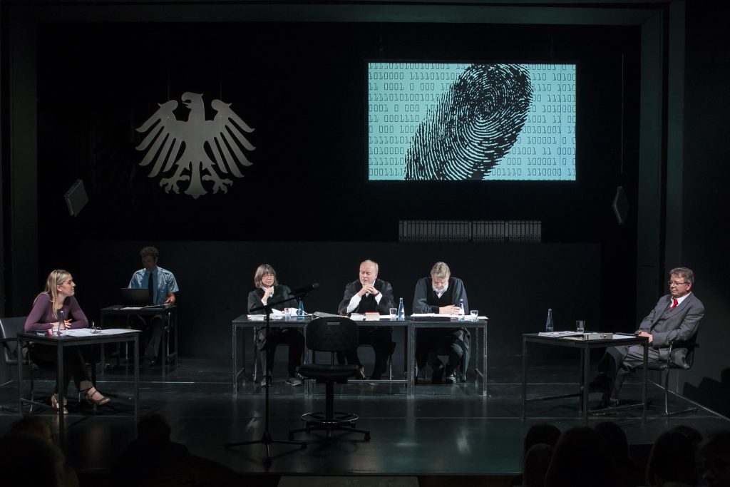 Auffuehrung Geheimdienste vor Gericht im Gorki Theater am 22102016 in Berlin. ( © Henning Schacht Leuthener Str. 1 - D 10829 Berlin - phone (+49) 0177 6443393 -www.berlinpressphoto.de )