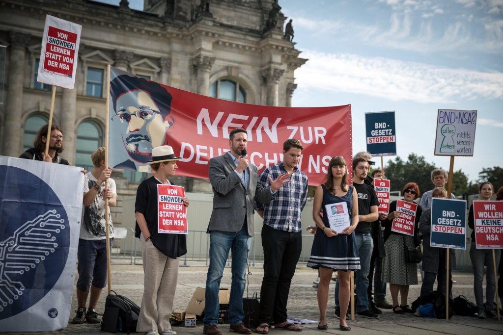 Deutschland, Berlin, 26.09.2016 - Kundgebung "BND-Gesetz stoppen" vor dem Berliner Reichstag im Rahmen der Petition "BND-Gesetz verhindern" von Katharina Nocun. Nocun übergibt 3700 Unterschriften gegen ein neues BND-Gesetz an Konstantin von Notz (Bündnis 90/ die Grünen) und Martina Renner (Die Linke). Das Foto ist frei zur Nicht-Kommerziellen Nutzung (siehe creative commons-Lizenz). Für kommerzielle Verwendung wenden Sie sich bitte an mail[at]gordonwelters.com. © Gordon Welters phone +49 170 8346683 e-mail: mail@gordonwelters.com http://www.gordonwelters.com