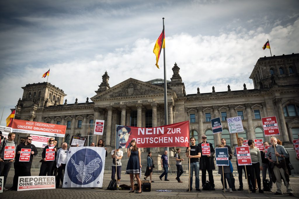 Deutschland, Berlin, 26.09.2016 - Kundgebung "BND-Gesetz stoppen" vor dem Berliner Reichstag im Rahmen der Petition "BND-Gesetz verhindern" von Katharina Nocun. Nocun übergibt 3700 Unterschriften gegen ein neues BND-Gesetz an Konstantin von Notz (Bündnis 90/ die Grünen) und Martina Renner (Die Linke). Das Foto ist frei zur Nicht-Kommerziellen Nutzung (siehe creative commons-Lizenz). Für kommerzielle Verwendung wenden Sie sich bitte an mail[at]gordonwelters.com. © Gordon Welters phone +49 170 8346683 e-mail: mail@gordonwelters.com http://www.gordonwelters.com