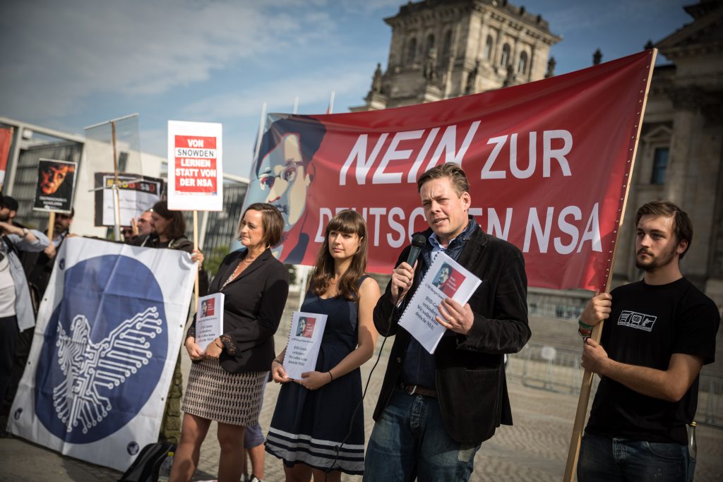 Deutschland, Berlin, 26.09.2016 - Kundgebung "BND-Gesetz stoppen" vor dem Berliner Reichstag im Rahmen der Petition "BND-Gesetz verhindern" von Katharina Nocun. Nocun übergibt 3700 Unterschriften gegen ein neues BND-Gesetz an Konstantin von Notz (Bündnis 90/ die Grünen) und Martina Renner (Die Linke). Das Foto ist frei zur Nicht-Kommerziellen Nutzung (siehe creative commons-Lizenz). Für kommerzielle Verwendung wenden Sie sich bitte an mail[at]gordonwelters.com. © Gordon Welters phone +49 170 8346683 e-mail: mail@gordonwelters.com http://www.gordonwelters.com